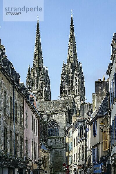 Gotische Kathedrale Saint-Corentin  gesehen von Osten von der Rue du Frout  Altstadt von Quimper  Departement Finistere  Region Bretagne  Frankreich  Europa