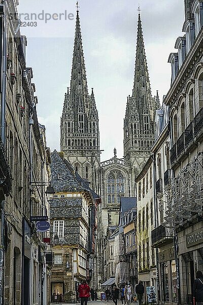 Blick durch die Rue Kereon auf die gotische Kathedrale Saint-Corentin  Altstadt von Quimper  Departement Finistere  Region Bretagne  Frankreich  Europa