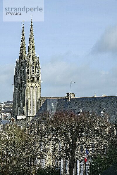 Gotische Kathedrale Saint-Corentin und Präfektur des Finistere  Altstadt von Quimper  Departement Finistere  Region Bretagne  Frankreich  Europa