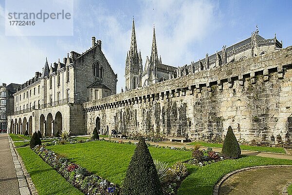 Gotische Kathedrale Saint-Corentin und Musee Departemental Breton  Boulevard Amiral de Kerguelen  Altstadt von Quimper  Departement Finistere  Region Bretagne  Frankreich  Europa