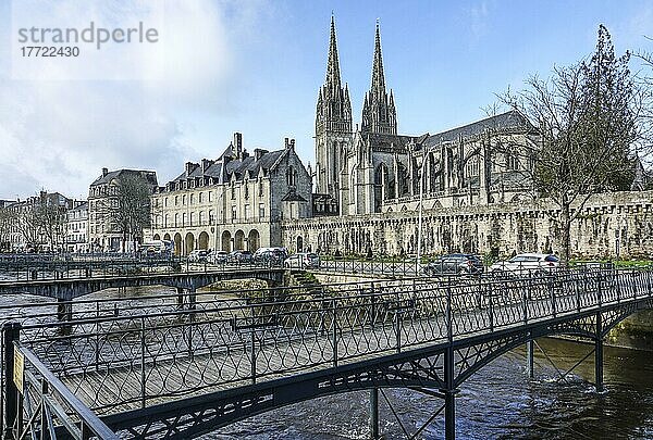 Gotische Kathedrale Saint-Corentin und Musee Departemental Breton  Brücken über den Fluss Odet  Altstadt von Quimper  Departement Finistere  Region Bretagne  Frankreich  Europa