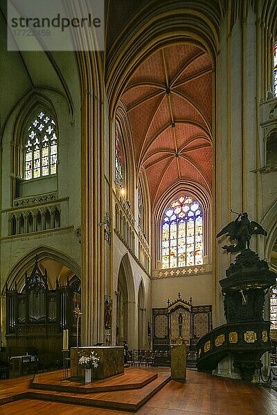 Altar in der Vierung  Kanzel und Orgel  gotische Kathedrale Saint-Corentin  Altstadt von Quimper  Departement Finistere  Region Bretagne  Frankreich  Europa