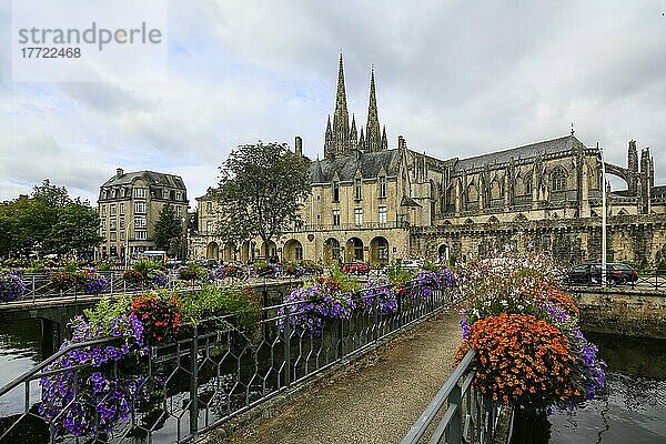Gotische Kathedrale Saint-Corentin und Musee Departemental Breton  Brücken über den Fluss Odet  Altstadt von Quimper  Departement Finistere  Region Bretagne  Frankreich  Europa