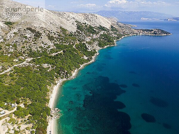 Drohnenaufnahme  Buchten und karstige Berge an der zerklüfteten Küste  Stara Baska  Stara Ba?ka  Insel Krk  Kvarner Bucht  Primorje-Gorski kotar  Kroatien  Europa