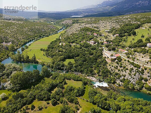 Flusslandschaft  Drohnenaufnahme  Fluss Zrmanja  Bilisane  Obrovac  Zadar County  Kroatien  Europa