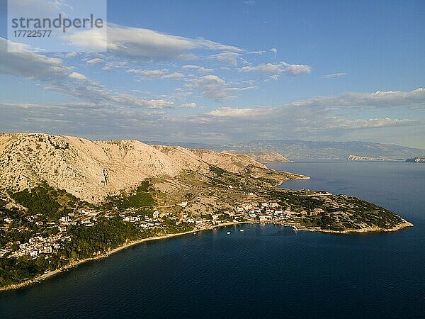 Drohnenaufnahme  Stara Baska  Stara Ba?ka  Karstberge  Insel Krk  Kvarner Bucht  Primorje-Gorski kotar  Kroatien  Europa