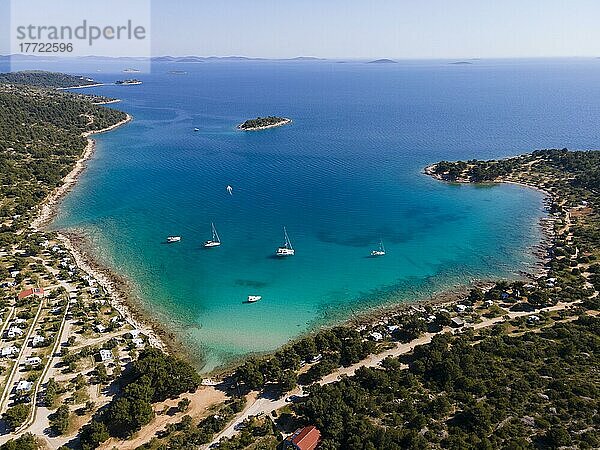 Drohnenaufnahme  Kosirina Bucht  Murter  Insel Murter  Dalmatien  Kroatien  Europa