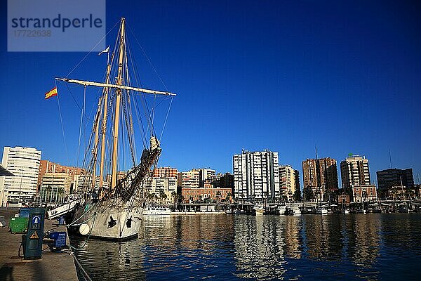 Malaga  Segelschiff im Hafen am Pier  Palmeral de las Sorpresas  Hafenpromenade Mülleuno  Andalusien  Spanien  Europa