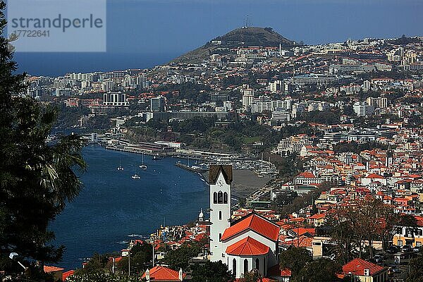 Blick auf die Stadt Funchal und Hafen  Madeira  Portugal  Europa
