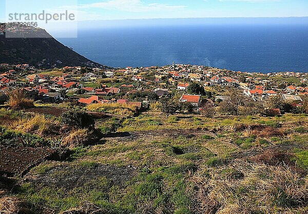 Südwestküste  Blick auf den Ort Arco da Calheta und das Meer  Madeira  Portugal  Europa