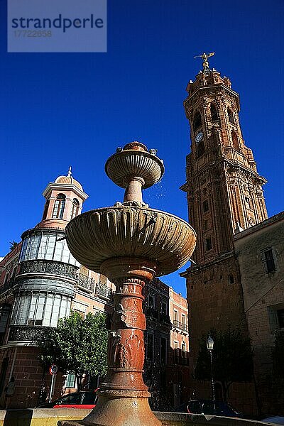 Stadt Antequera  Kirche San Sebastian in der Innenstadt und davor ein Brunnen  Andalusien  Spanien  Europa