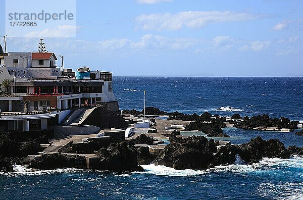 Ort Porto Moniz mit seinen Lavapools  Felsenbäder  Meeresschwimmbecken  Picinas Naturais  Rotunda da Piscina an der Nordwestköste der Insel  Madeira  Portugal  Europa