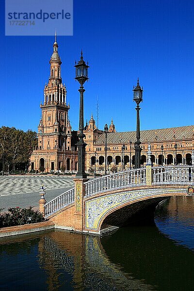 Stadt Sevilla  am Plaza de Espana  der Spanische Platz  Teilansicht  mit dem Nordturm  Torre Norte  Andalusien  Spanien  Europa