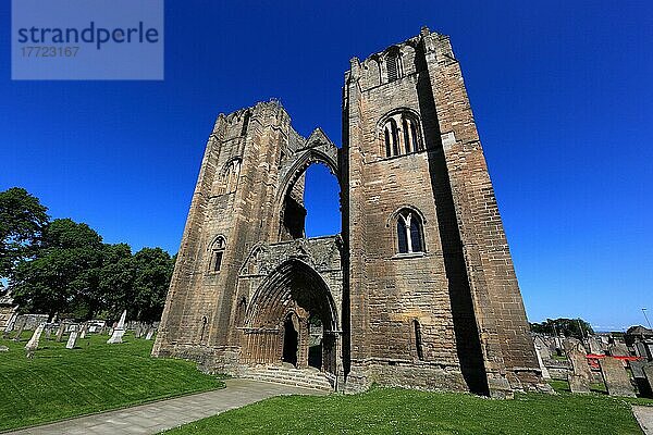 Elgin  Ruine der Kathedrale  Westturmanlage  gotische Kreuzbasilika  genannt Laterne des Nordens  Schottland  Großbritannien  Europa