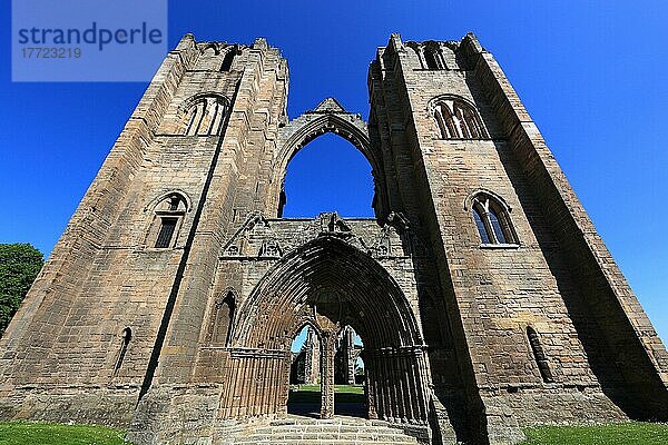 Elgin  Ruine der Kathedrale  Westturmanlage  gotische Kreuzbasilika  genannt Laterne des Nordens  Schottland  Großbritannien  Europa