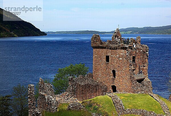 Ruinen von Castle Urquhart am Loch Ness  Schottland  Großbritannien  Europa