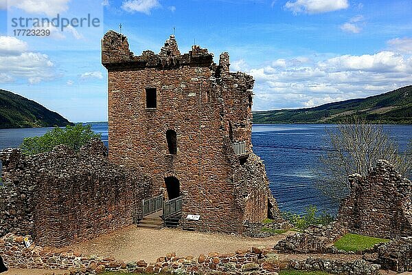 Ruinen von Castle Urquhart am Loch Ness  Schottland  Großbritannien  Europa