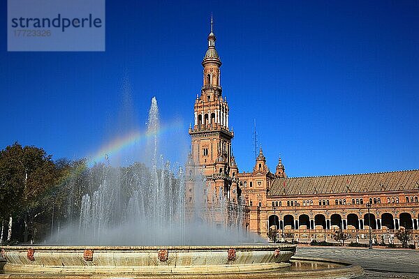 Stadt Sevilla  am Plaza de Espana  der Spanische Platz  Teilansicht  der Nordturm  Torre Norte und Springbrunnen  Andalusien  Spanien  Europa