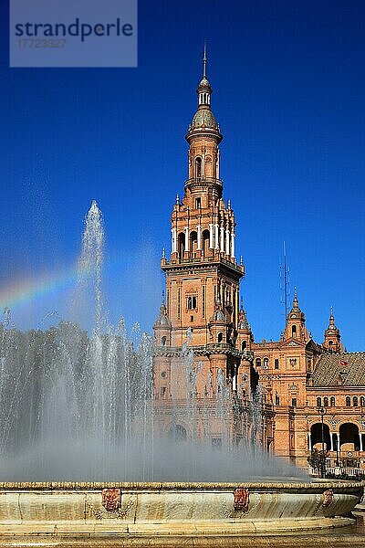 Stadt Sevilla  am Plaza de Espana  der Spanische Platz  Teilansicht  der Nordturm  Torre Norte und Springbrunnen  Andalusien  Spanien  Europa