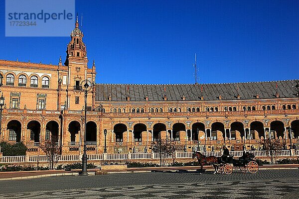 Stadt Sevilla  am Plaza de Espana  der Spanische Platz  Teilansicht mit Pferdekutsche  Andalusien  Spanien  Europa