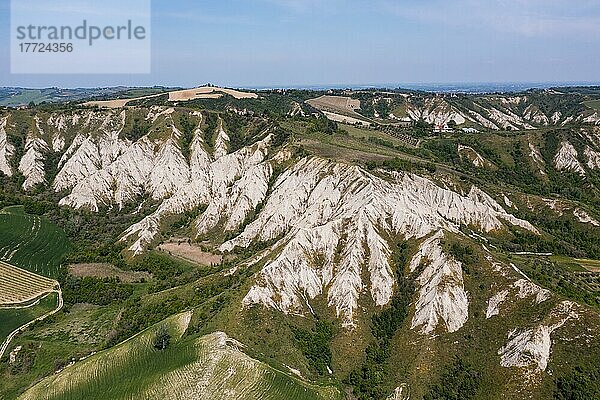 Luftaufnahme einer Hügellandschaft mit Erosionstälern  Brisighella  Ravenna  Emilia-Romagna  Italien  Europa