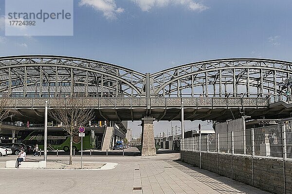 Hackerbrücke  Straßenbrücke über Hbf-Gleisanlagen  erbaut 1890?1894  eine der letzten erhaltenen Stahl-Bogenbrücken  19. Jh. München  Bayern  Deutschland  Europa