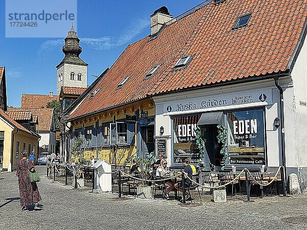 Restaurants mit Touristen in der Fußgängerzone  Altstadt in Visby  Insel Gotland  Schweden  Europa