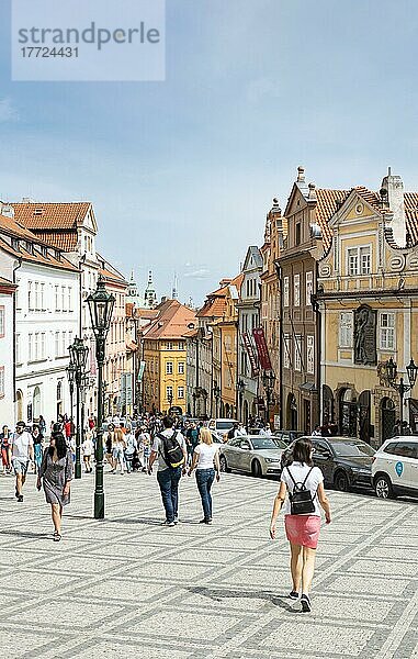 Touristen und bunte Häuser im Viertel Prager Kleinseite (Malá Strana)  Prag  Tschechische Republik  Europa