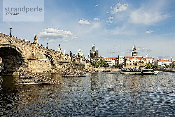 Blick auf die Karlsbrücke  den Altstädter Brückenturm  das Bedrich Smetana Museum und den Fluss Moldau mit Auflusgboot  Prager Kleinseite (Malá Strana)  Prag  Tschechische Republik  Europa