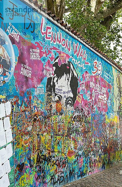 Bunte Graffiti an John-Lennon-Mauer  Lennon Wall  Prager Kleinseite (Malá Strana)  Prag  Tschechische Republik  Europa