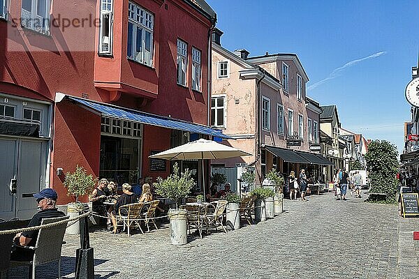 Restaurants mit Touristen in der Fußgängerzone  Altstadt in Visby  Insel Gotland  Schweden  Europa