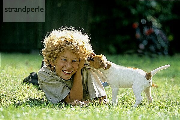 Junge mit Jack-Russel-Terrier  Welpe