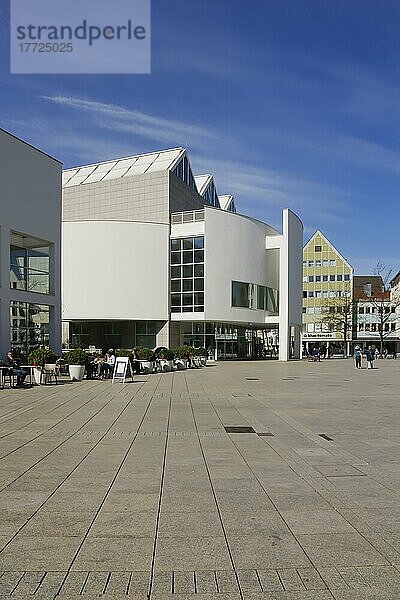 Stadthaus Ulm am Münsterplatz  Moderne Architektur  Menschen  Fußgänger  einkaufen  Einkaufsbummel  Ulm  Baden-Württemberg  Deutschland  Europa