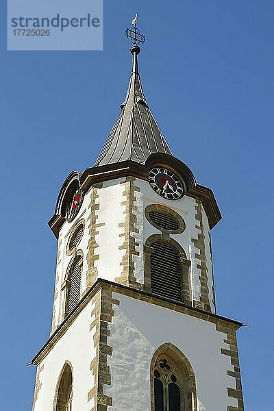 Martinskirche  evangelische Kirche  Gotteshaus  Sakralgebäude  Kirchturm  Uhr  Pfullingen  Baden-Württemberg  Deutschland  Europa
