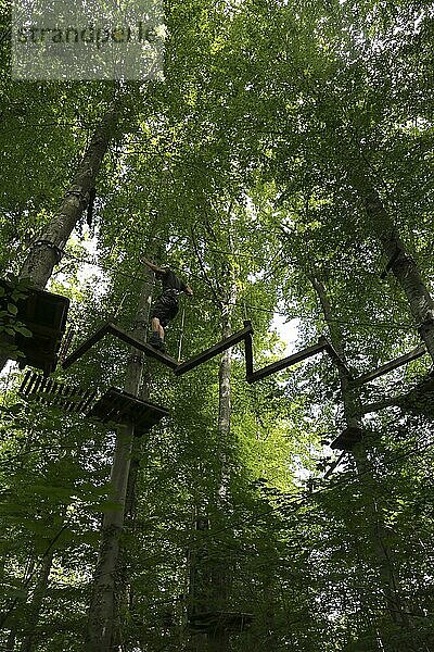 Abenteuerpark  Waldseilgarten  Kletterwald Kletterelement  Mann mit Helm  Bewegung  im Grünen  Lichtenstein  Baden-Württemberg  Deutschland  Europa