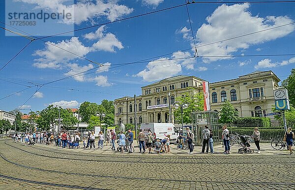 Menschenschlange  wartende Menschen  Zoo  Alfred-Brehm-Platz  Frankfurt am Main  Hessen  Deutschland  Europa