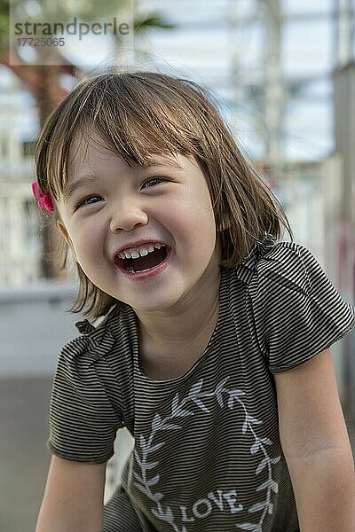 Amüsiertes dreijähriges Mädchen im Vergnügungspark in San Diego  Kalifornien  USA  Nordamerika