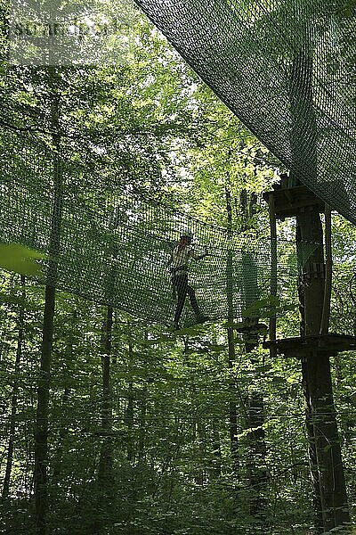 Abenteuerpark  Waldseilgarten  Kletterwald Kletterelement  Parcours  Netz  Mädchen mit Helm  Bewegung  im Grünen  Lichtenstein  Baden-Württemberg  Deutschland  Europa