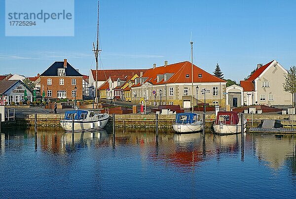 Freitzeitboote und Häuser in einem kleinen Hafen im Abendlicht  Bogense  Fünen  Dänemark  Europa