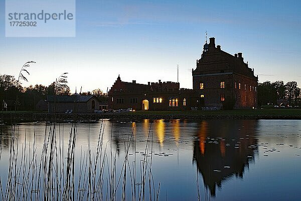 Schloss spiegelt sich einem See  blaue Stunde  Broholm Slot  Fünen  Dänemark  Europa