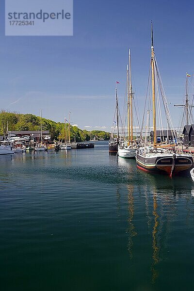 Segelschiffe in einem kleinen Hafen  Middelfart  Fünen  Dänemark  Europa