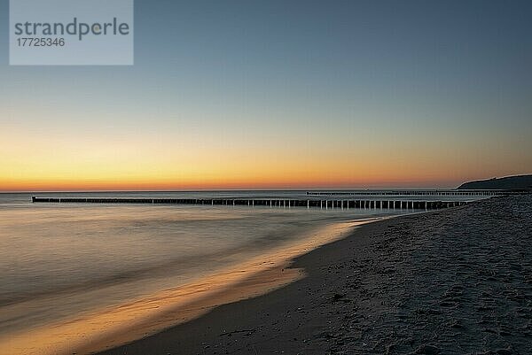 Sonnenuntergang mit Wellenbrecher auf der Insel Hiddensee