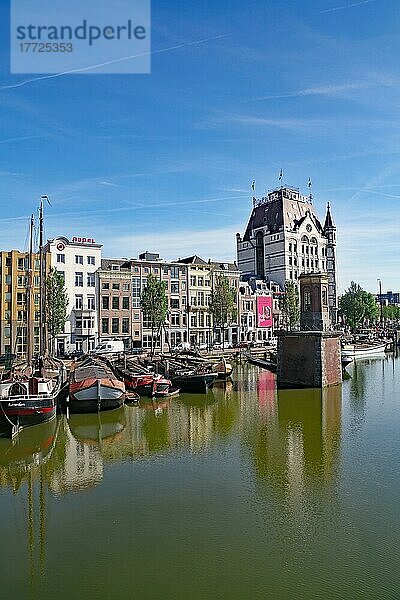 Hausboote und Schiffe sich im ruhigen Wasser eines Kanals  Rotterdam  Südholland  Niederlanden