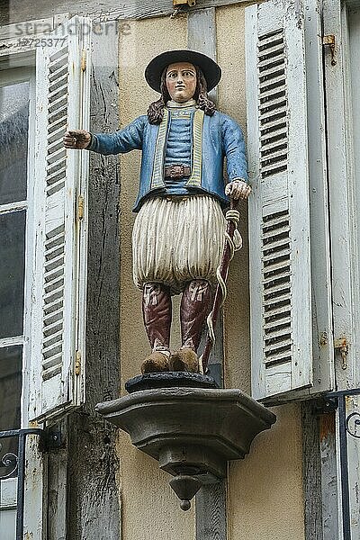Fachwerkhaus mit Statue eines Mannes in historischer Tracht in der Rue Kereon  Altstadt von Quimper  Departement Finistere  Region Bretagne  Frankreich  Europa