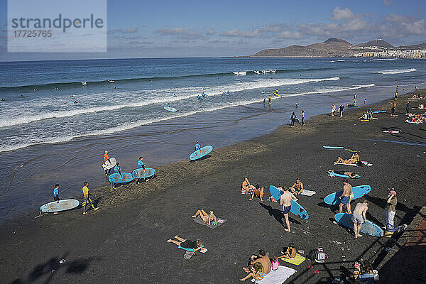 Menschen schwimmen  surfen  sonnenbaden und essen am Strand von Las Canteras in Las Palmas  Gran Canaria  Kanarische Inseln  Spanien  Atlantik  Europa