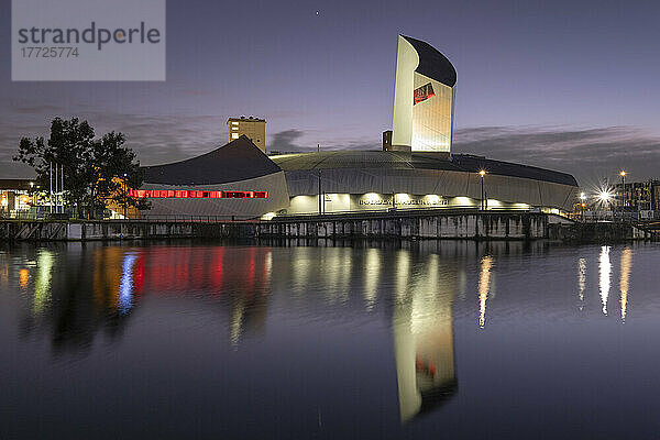 Imperial War Museum North bei Nacht  Salford Quays  Manchester  England  Vereinigtes Königreich  Europa