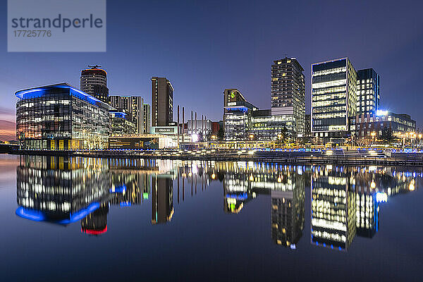 MediaCityUK spiegelt sich nachts in North Bay  Salford Quays  Salford  Manchester  England  Vereinigtes Königreich  Europa