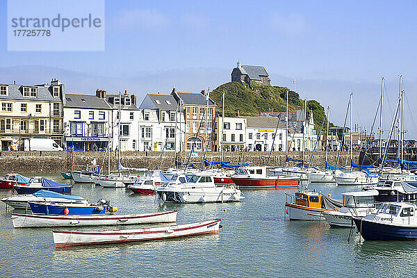 Hafen von Ilfracombe mit Yachten und St.-Nikolaus-Kapelle mit Blick auf die Stadt Ilfracombe  Devon  England  Vereinigtes Königreich  Europa