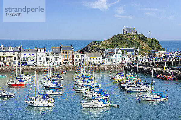 Hafen von Ilfracombe mit Yachten und St.-Nikolaus-Kapelle mit Blick auf die Stadt Ilfracombe  Devon  England  Vereinigtes Königreich  Europa