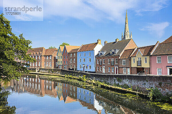 Schmale Straße am Kai und hell bemalte Häuser am Fluss Wensum  Norwich  Norfolk  East Anglia  England  Vereinigtes Königreich  Europa